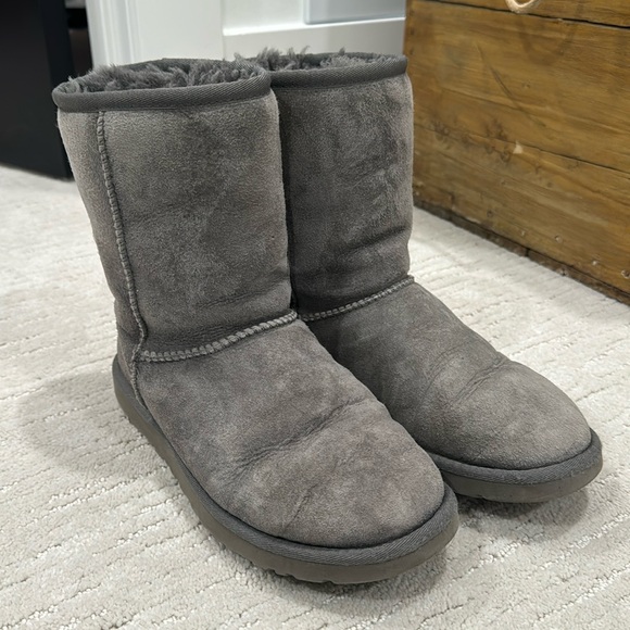 UGG Classic Short Boot - Picture 1 of 5